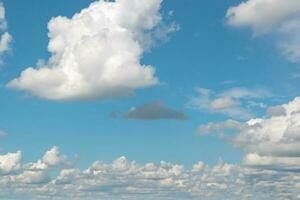 klein Weiß flauschige Wolken auf das Blau Himmel. foto