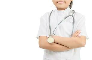 Kind im Arzt Mantel mit Stethoskop isoliert auf Weiß Hintergrund. foto