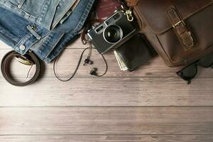 Jahrgang Leder Tasche und alt Jeans auf Holz foto