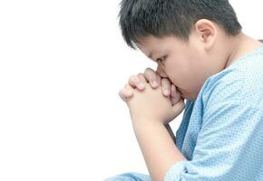 Fett Junge beten isoliert Über Weiß Hintergrund foto