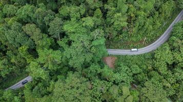 Antenne oben Aussicht oben Aussicht von das Straße durch das Wald foto