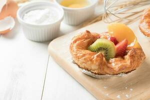 dänisch Brot mit Kiwi Orange und Erdbeere Früchte foto