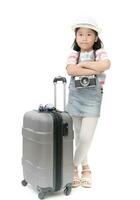 glücklich Reisender Mädchen im Hut und Kamera Reisen mit Koffer. foto