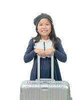 glücklich asiatisch Mädchen mit Gepäck isoliert foto