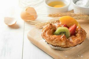 dänisch Brot mit Kiwi Orange und Erdbeere Obst foto