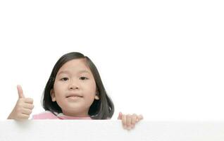 süß asiatisch Mädchen geben Daumen oben Geste auf Weiß Banner foto