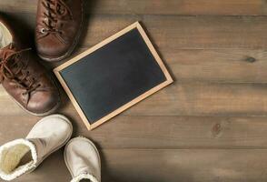 leer Tafel mit Vater und Sohn braun Leder Stiefel Schuhe foto