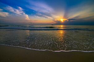 schön wolkig auf Sonnenaufgang beim Khanom Strand, foto