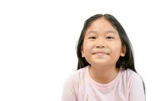 süß asiatisch Mädchen Lächeln isoliert auf Weiß foto