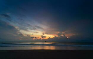 schön wolkig auf Sonnenaufgang beim Khanom Strand, Nakhon si Thammarat foto