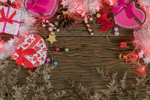 Weihnachten Hintergrund, Licht und Geschenk Box auf alt Holz foto