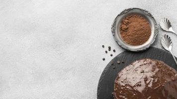Draufsicht Schokoladenkuchen mit Kakaopulver und Kopierraum foto