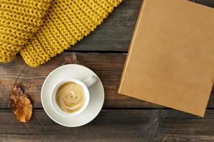 Draufsicht Tasse Kaffee auf Holztisch