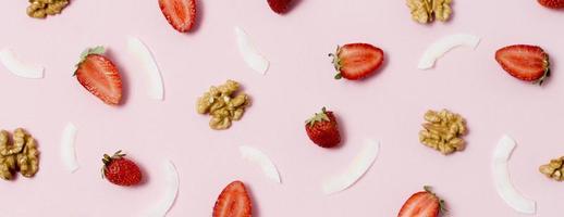 Draufsicht leckere Erdbeeren mit Walnüssen