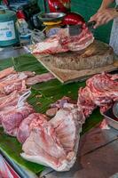 Nachtmarkt in Mae Sariang im Norden Thailands foto