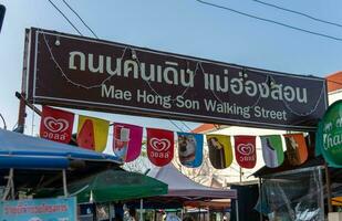 mae Hong Sohn Gehen Straße Nacht Markt foto