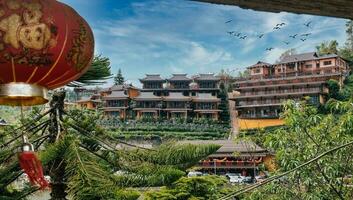 aufregend Aussicht von Verbot Rak thailändisch Yunnan Dorf mit Wert Himmel und Wolke und Chinesisch Laterne foto