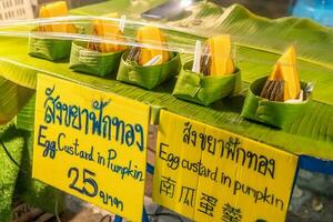 verschiedene Straße Essen Sein verkauft beim das Sonntag Markt im Chiang Mai foto