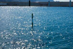 ein Stange zu messen das Höhe von Wasser im ein Hafen foto