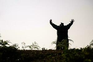 Silhouette von Frau kniend Nieder beten zum Anbetung Gott beim Weiß Hintergrund. Christen beten zu Jesus Christus zum Ruhe. im Morgen Menschen habe zu ein ruhig Platz und betete. Kopieren Raum. foto