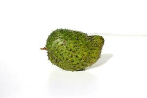 roh Soursop auf Weiß Hintergrund. foto