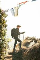 ein jung Reisender Trekking auf Wald Weg , Nepal foto