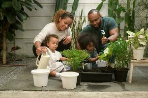 glücklich afrikanisch amerikanisch Familie genießen Gartenarbeit beim Zuhause foto