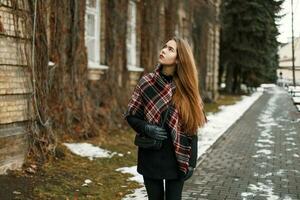 schön Frau mit rot Jahrgang Schal Gehen auf das Straße foto