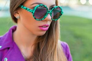 stilvoll glamourös Mädchen im Sonnenbrille Nahansicht auf ein sonnig Tag foto