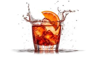 Orange Scheibe fallen in ein planschen Negroni gekippt auf Weiß Hintergrund. ai generiert foto