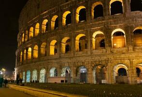 Kolosseum in der Nacht in Rom, Italien foto