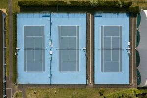 Antenne Aussicht von drei Tennis Gerichte foto