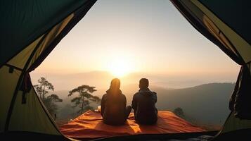 Mann und reichlich Dame Paar schätzen im Sie Zelt beim Sie Camping Punkt mit Morgen zu Start mit Licht sehen. kreativ Ressource, ai generiert foto