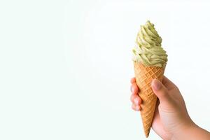 Hand halten köstlich Matcha Eis Sahne im ein knusprig Waffel Kegel mit Kopieren Raum. ai generiert foto