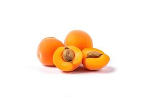 frisch ganze und geschnitten Pfirsiche Aprikosen isoliert auf Weiß Hintergrund. ai generiert foto