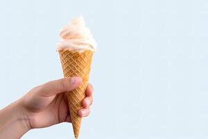 Hand halten köstlich Vanille Eis Sahne im ein knusprig Waffel Kegel mit Kopieren Raum. ai generiert foto