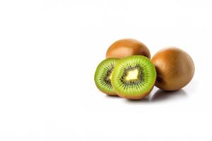 frisch ganze und geschnitten Kiwi isoliert auf Weiß Hintergrund mit Kopieren Raum. ai generiert foto