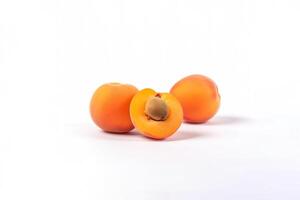 frisch ganze und geschnitten Pfirsiche Aprikosen isoliert auf Weiß Hintergrund. ai generiert foto
