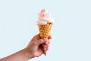 Hand halten köstlich Erdbeere Eis Sahne im ein knusprig Waffel Kegel mit Kopieren Raum. ai generiert foto