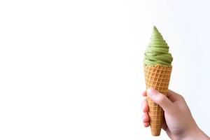 Hand halten köstlich Matcha Eis Sahne im ein knusprig Waffel Kegel mit Kopieren Raum. ai generiert foto
