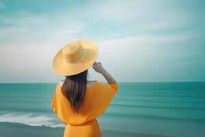 zurück Aussicht von ein Frau tragen ein Hut Sitzung auf ein Strand. ai generiert foto