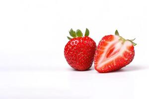 frisch ganze und geschnitten Erdbeeren isoliert auf Weiß Hintergrund mit Kopieren Raum. ai generiert foto
