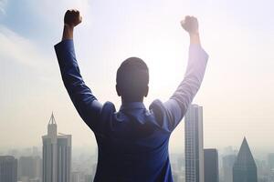 erfolgreich Geschäftsmann erziehen Hand und ausdrücken Positivität während Stehen gegen Wolkenkratzer Hintergrund. ai generiert foto