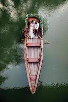 Eine Bootsfahrt für einen Mann und ein Mädchen entlang der Kanäle und Buchten des Flusses foto