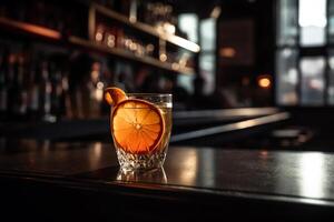 ein Cocktail Glas mit ein Orange Scheibe auf oben Cocktail auf ein Bar Schalter. ai generiert foto