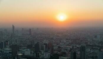 Konzept von Verschmutzung pm2.5 ungesund Luft Verschmutzung Staub. giftig Dunst im das Stadt. Fotos im das Hauptstadt auf ein Wolkenkratzer.