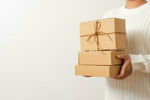 Frau Hände halten Geschenk Box mit ein Band Bogen. Konzept von Geschenk Box minimalistisch Stil. zeigen braun Karton Kisten Lieferung jemand im Besondere Anlässe oder Paket liefern Service. foto