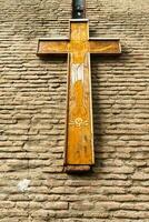 orthodox Christian hölzern Kreuz auf alt braun Backstein im Vorderseite von das Kirche foto