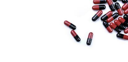 oben Aussicht rot schwarz Antibiotikum Kapsel Tabletten auf Weiß Hintergrund. Rezept Arzneimittel. Antibiotikum Arzneimittel. pharmazeutische Industrie. antimikrobiell Tabletten zum Behandlung Infektionen. Gesundheitswesen und Medizin. foto