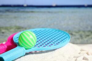 Strand Tennis einstellen auf Sand, Sommer- Sport Aktivität foto